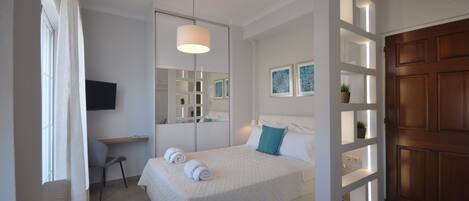 Estudio superior | Cortinas blackout, tabla de planchar con plancha y cunas gratuitas