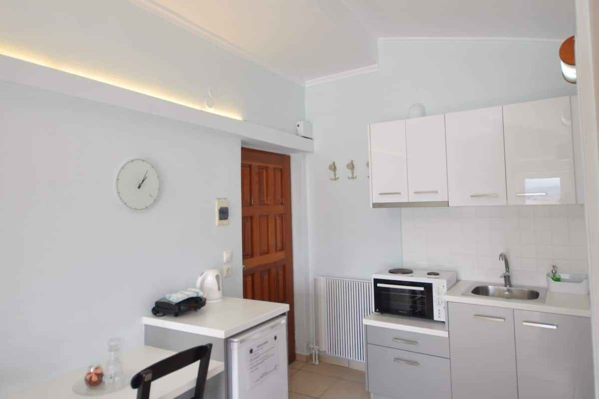 Studio | Private kitchen | Mini-fridge, oven, electric kettle, toaster