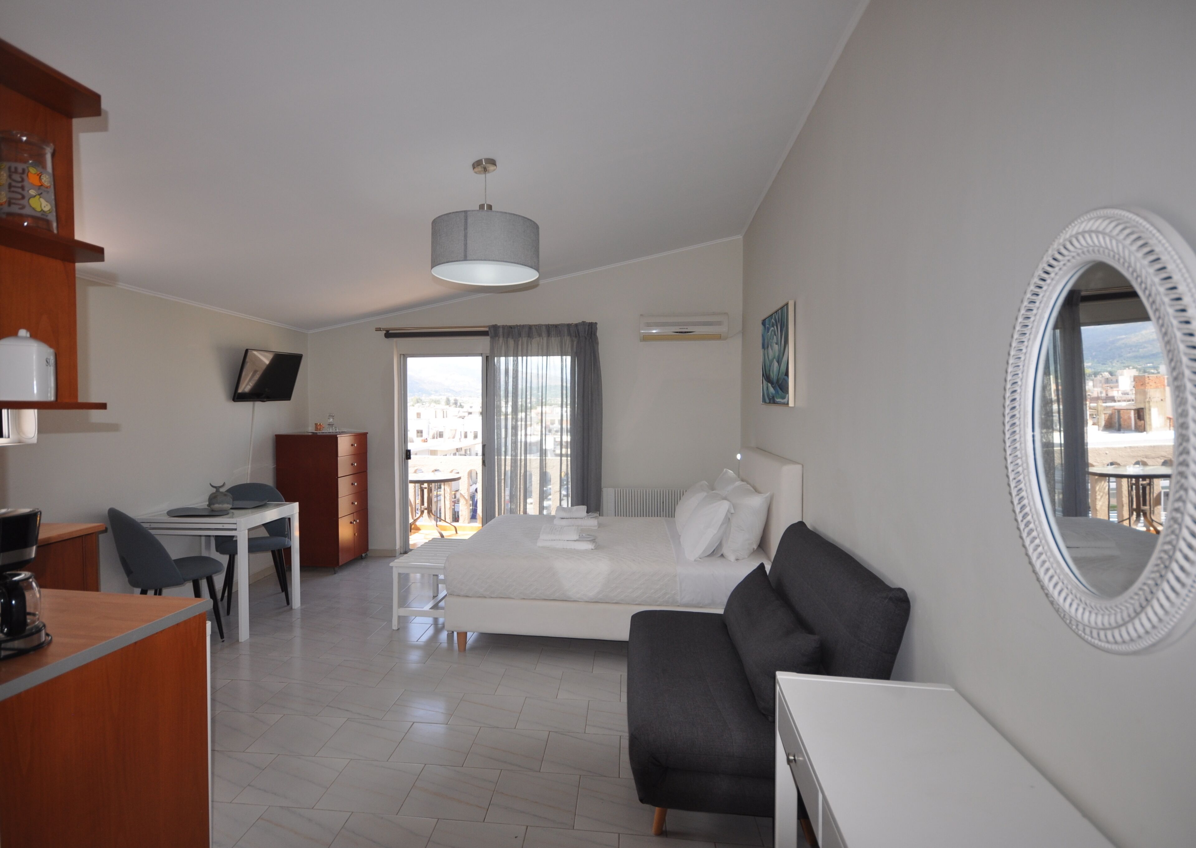 Mørklægningsgardiner, strygejern/strygebræt, gratis baby-/barnesenge