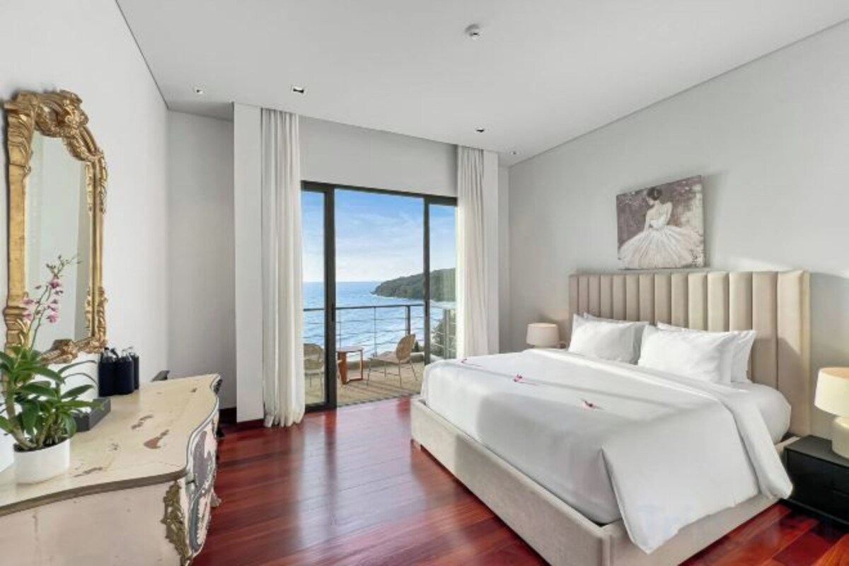 In-room safe, desk, blackout drapes, WiFi (free)