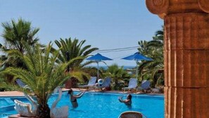 Seasonal outdoor pool, pool umbrellas, sun loungers
