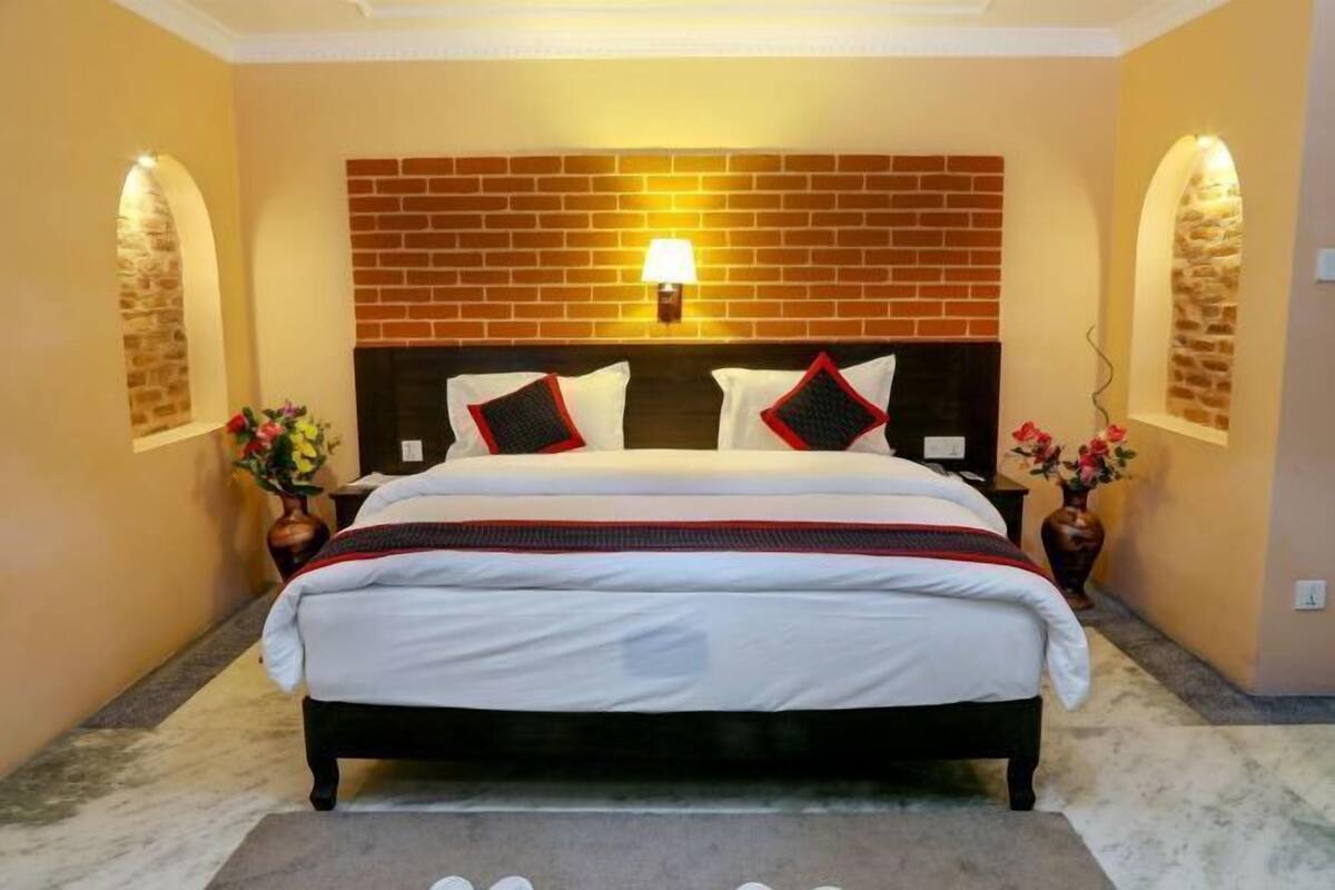 Roupas de cama premium, frigobar, cofres nos quartos, escrivaninha