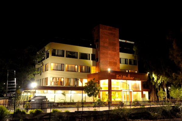 Facciata della struttura - sera/notte