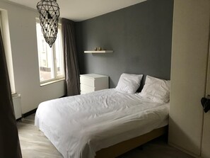 Een kluis op de kamer, een bureau, verduisterende gordijnen