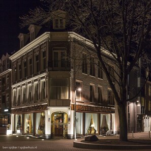 Voorkant accommodatie - avond/nacht
