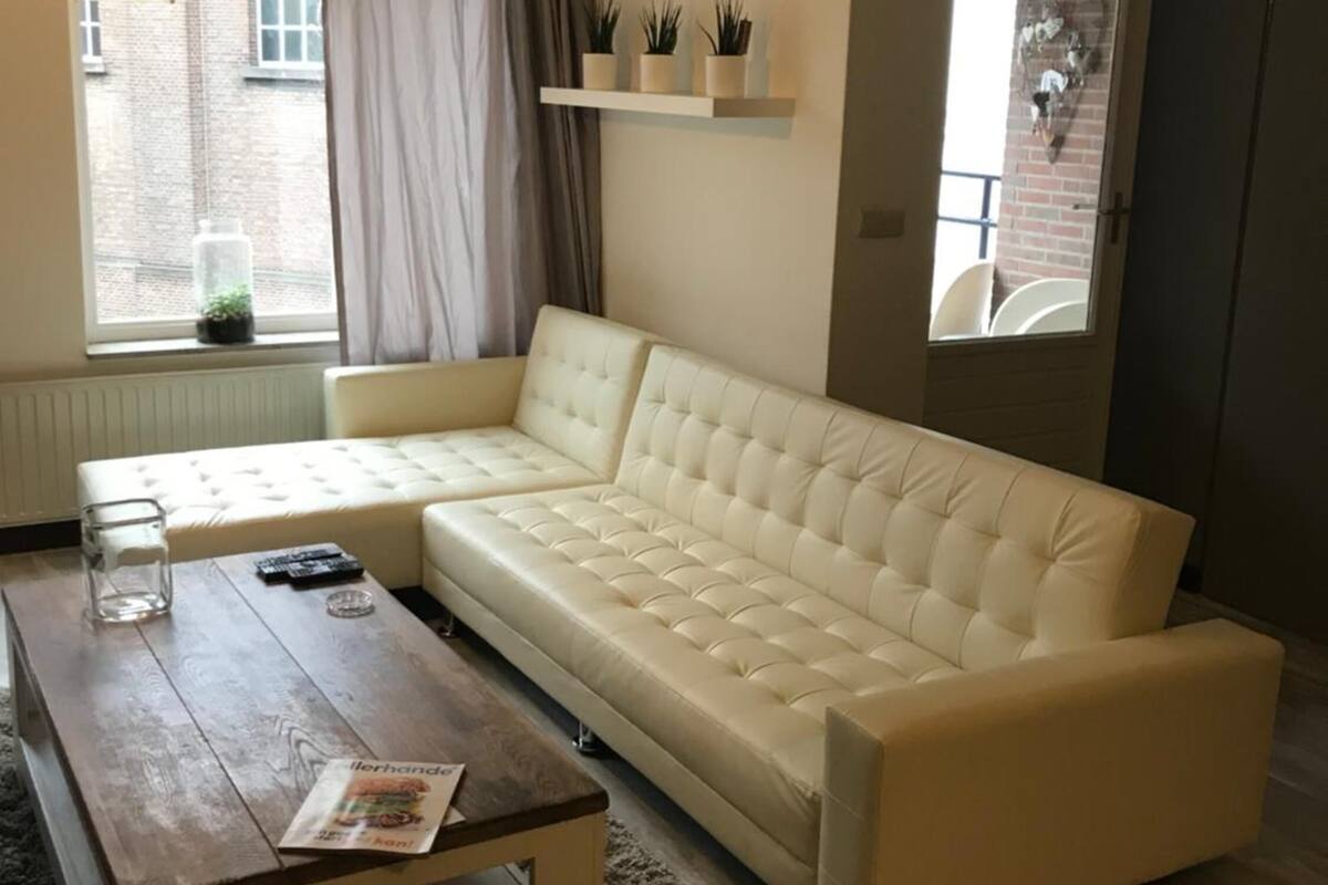 flat-screen tv, fireplace