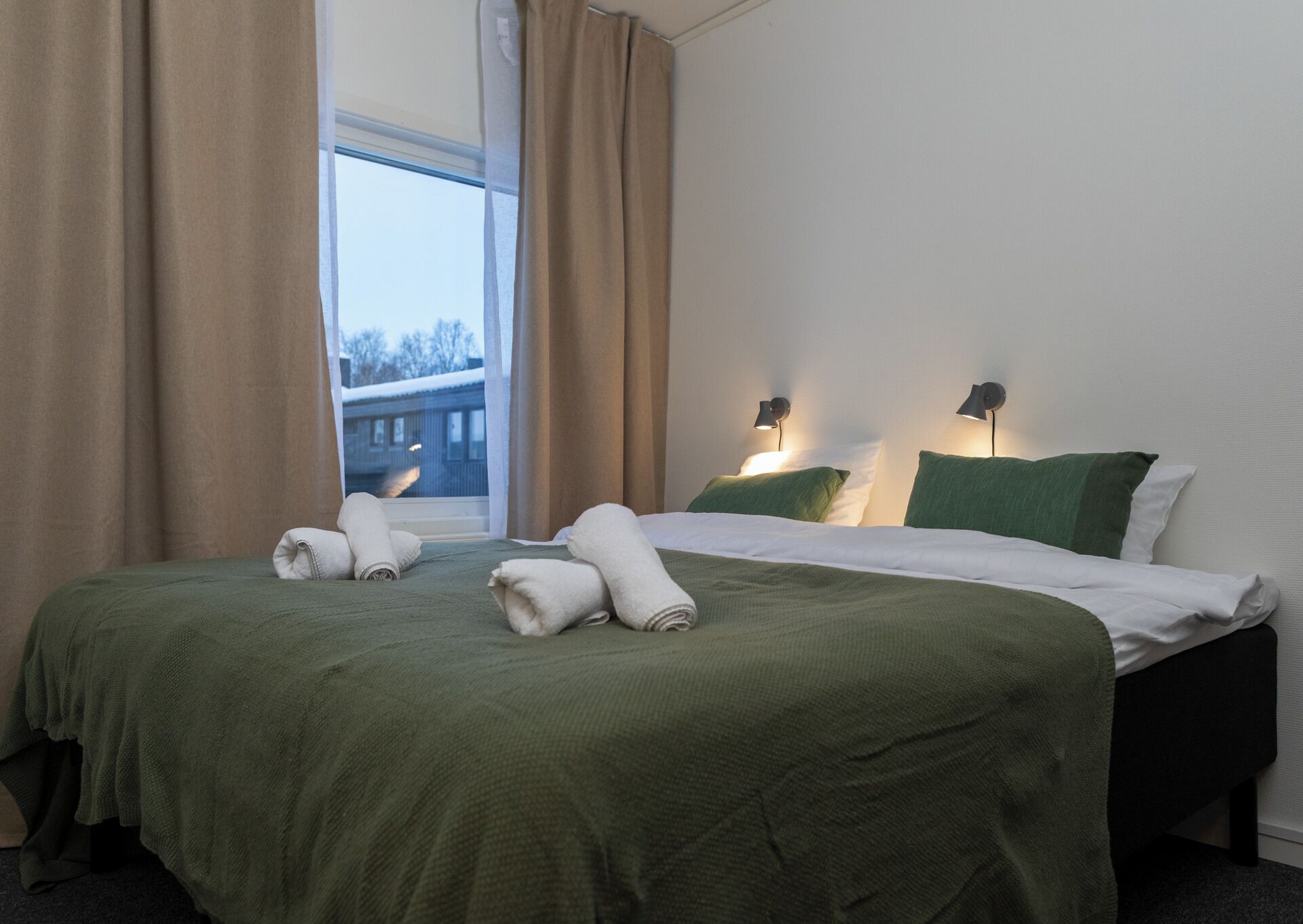 طراز فريد لكل وحدة وستائر تعتيم وواي فاي مجانًا وملاءات أسرّة