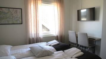 TvÄbÀddsrum - privat badrum (Hotel) | Unika möbler, mörklÀggningsgardiner, gratis wi-fi och sÀngklÀder