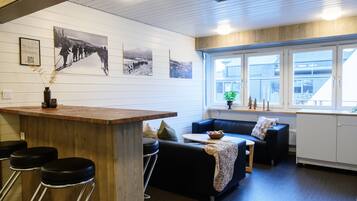 Habitación con 2 camas individuales, baño compartido (Hostel) | Área de sala de estar