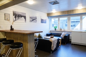 Chambre avec lits jumeaux, salle de bains commune (Hostel) | Coin séjour