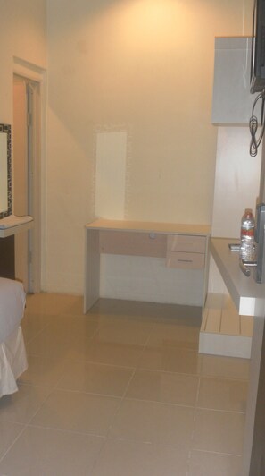 Desk, free WiFi - Harmoni Inn Pelabuhan Makassar (Makassar)