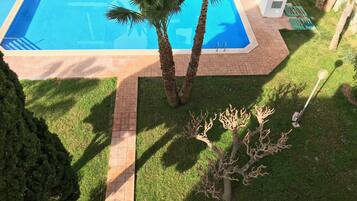 Alberca al aire libre y sombrillas en la alberca