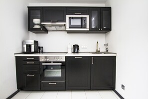 Departamento superior, 1 habitación, vista al lago | Cocina privada | Refrigerador con congelador, microondas, horno y parrilla de estufa