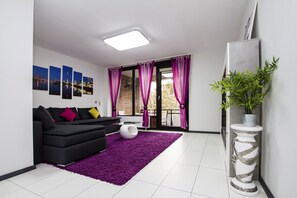 Departamento superior, 1 habitación, vista al lago | Área de sala de estar | Televisión LED