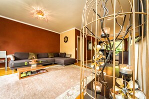 Departamento, 2 habitaciones | Sala de estar | Televisión LED