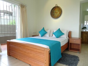 Safe på rommet, skrivebord, blendingsgardiner og lydisolert