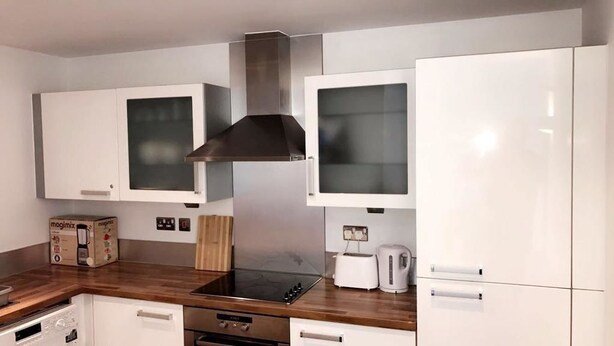 Fridge, microwave, oven, dishwasher - Styl Short Stay Apartment (London)