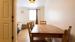 In-room dining - Styl Short Stay Apartment (London)