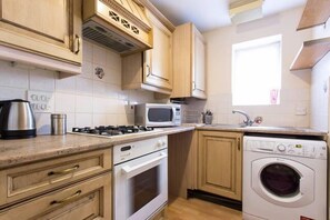 Kjøleskap, mikrobølgeovn, ovn og oppvaskmaskin