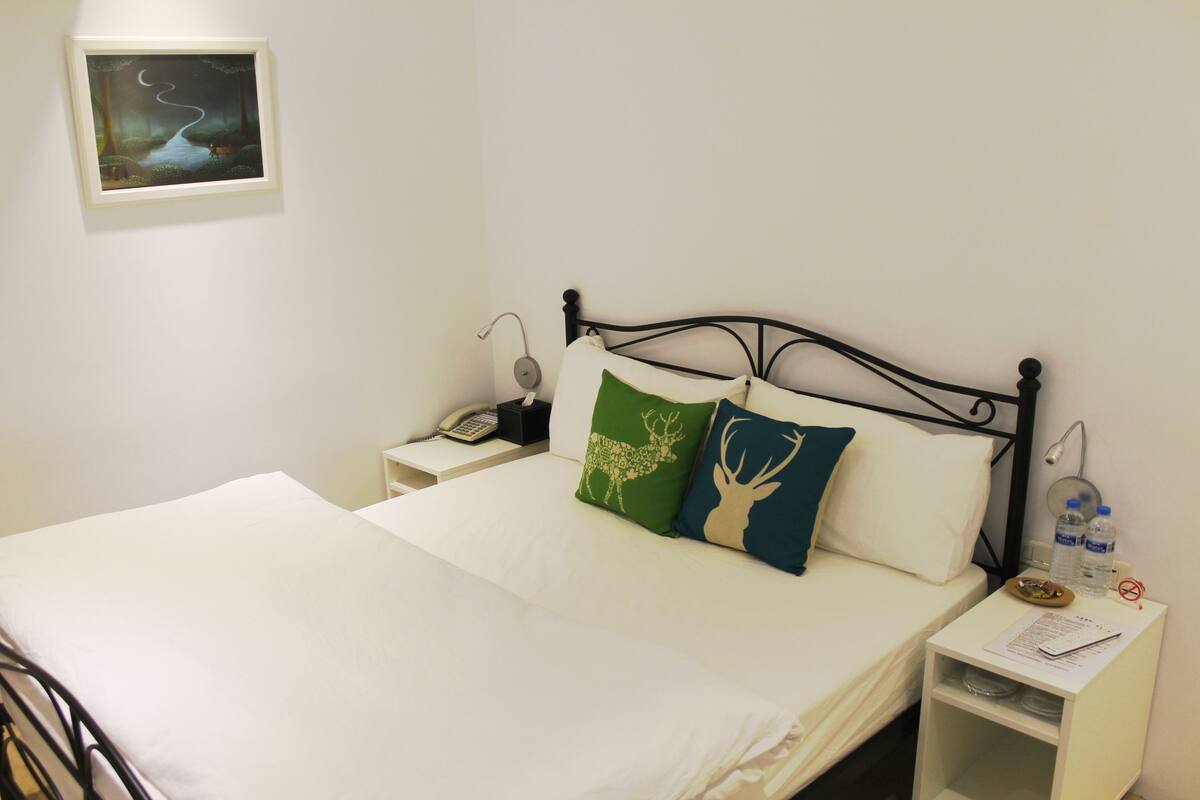 Loft suite | Soundproofing, WiFi (free), individually furnished, bed sheets