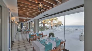 Se sirven desayunos, comidas y cocina internacional con vista a la playa