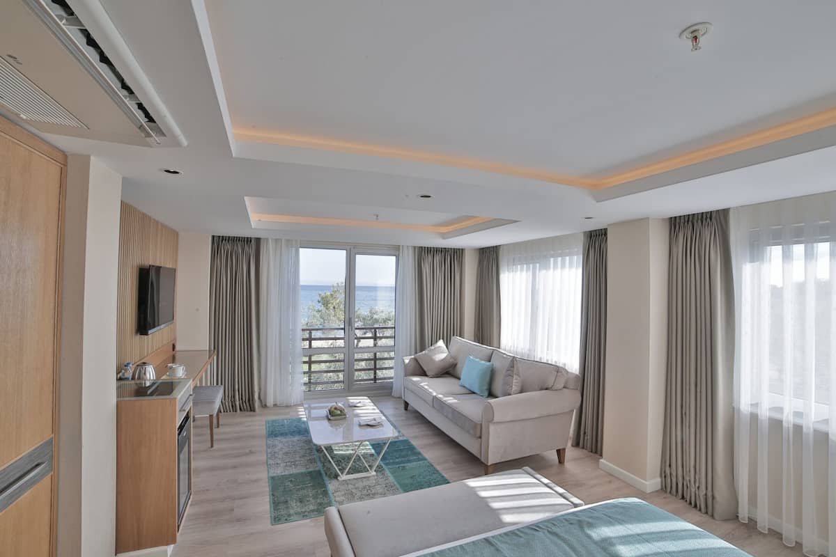 suite, sea view, corner | premium bedding, in-room safe, desk, laptop workspace