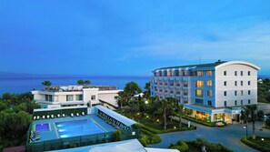 季節性室外泳池；08:00 至 20:00 開放；泳池傘、躺椅