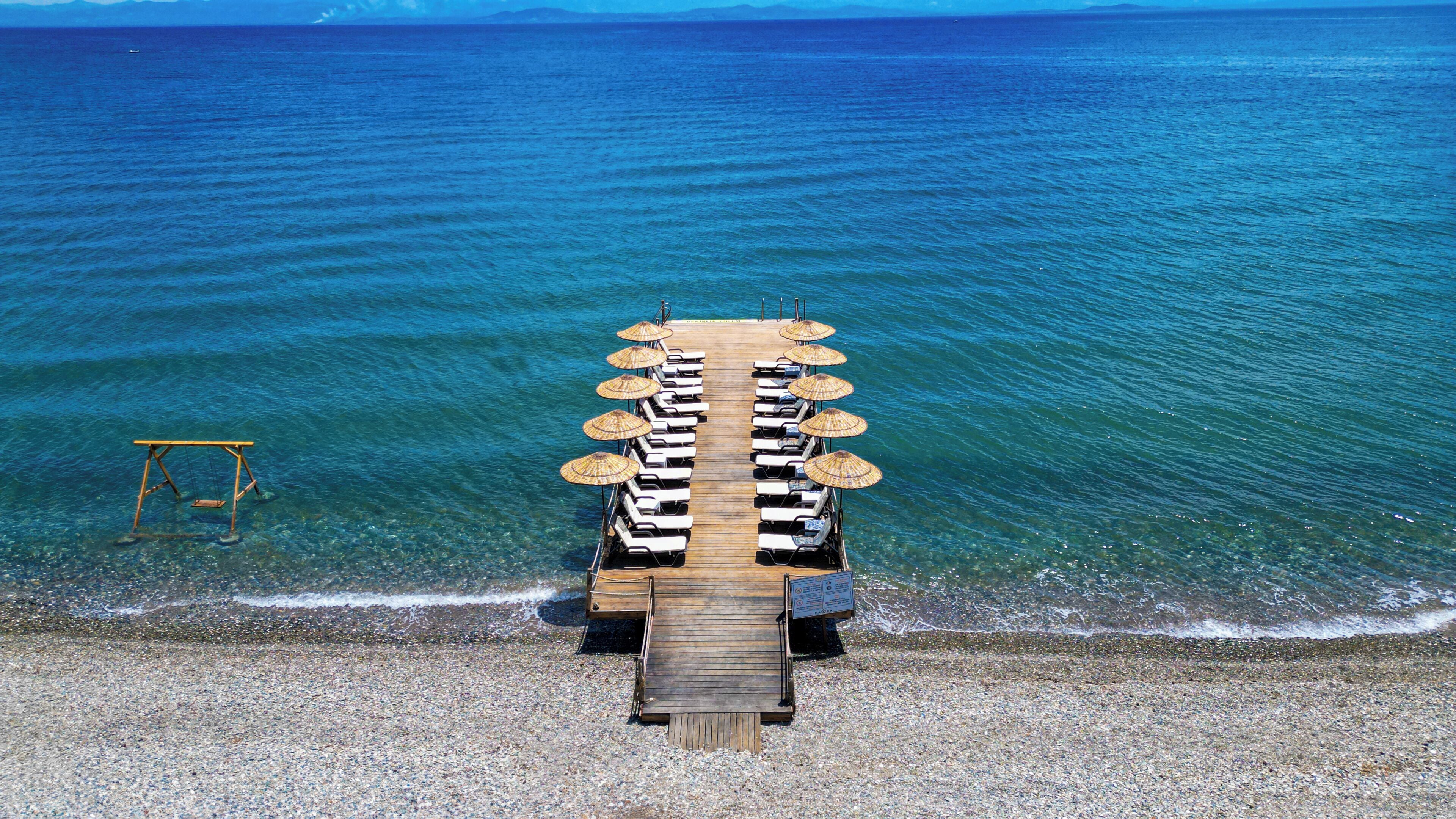 Plage, cabines gratuites, chaises longues, parasols