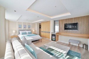 Ropa de cama de alta calidad y caja de seguridad en la habitación 