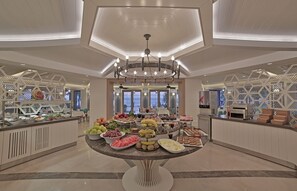 Breakfast, lunch, dinner served; international cuisine, beach views - Rawda Resort Hotel Altinoluk (Edremit)