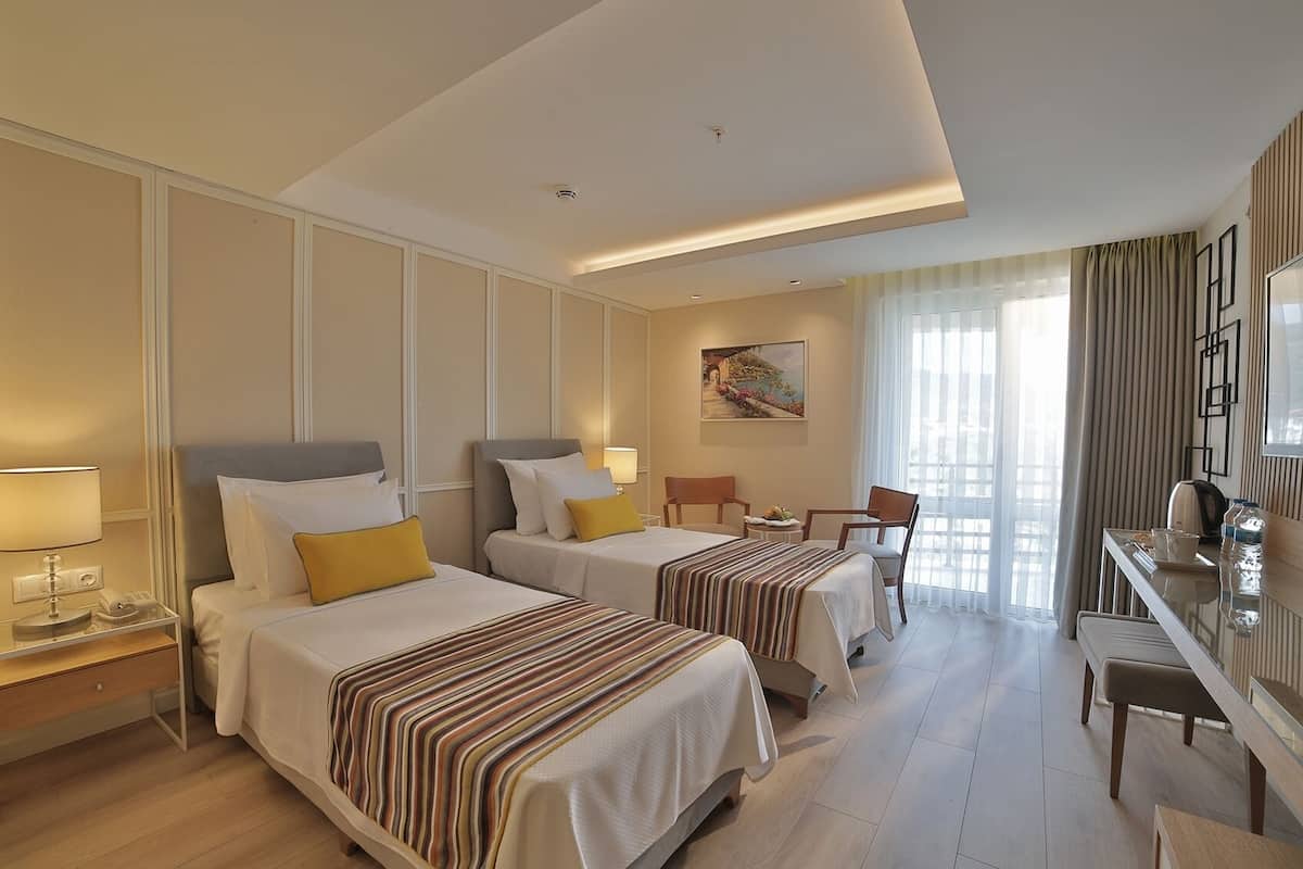 standard room, 1 bedroom, non smoking | premium bedding, in-room safe, desk, laptop workspace