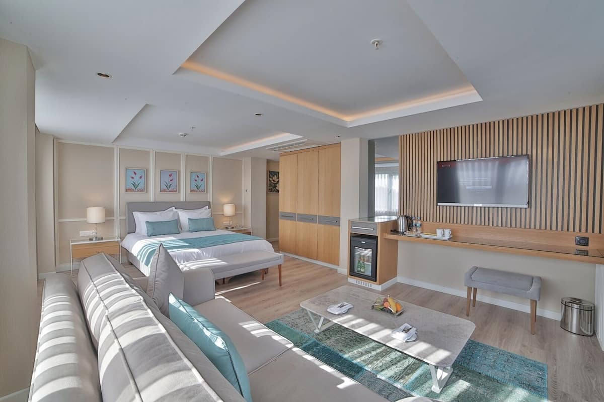 suite, sea view, corner | premium bedding, in-room safe, desk, laptop workspace