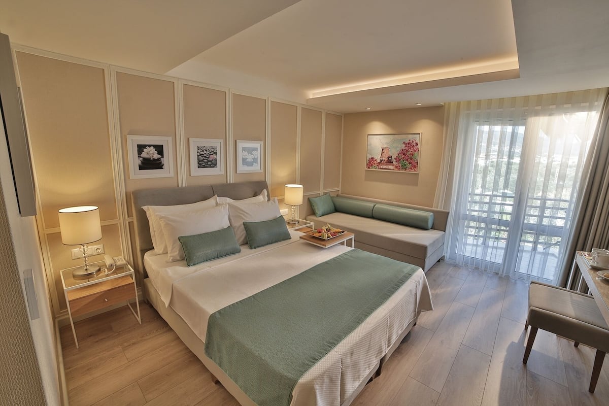 standard room, 1 bedroom, non smoking | premium bedding, in-room safe, desk, laptop workspace