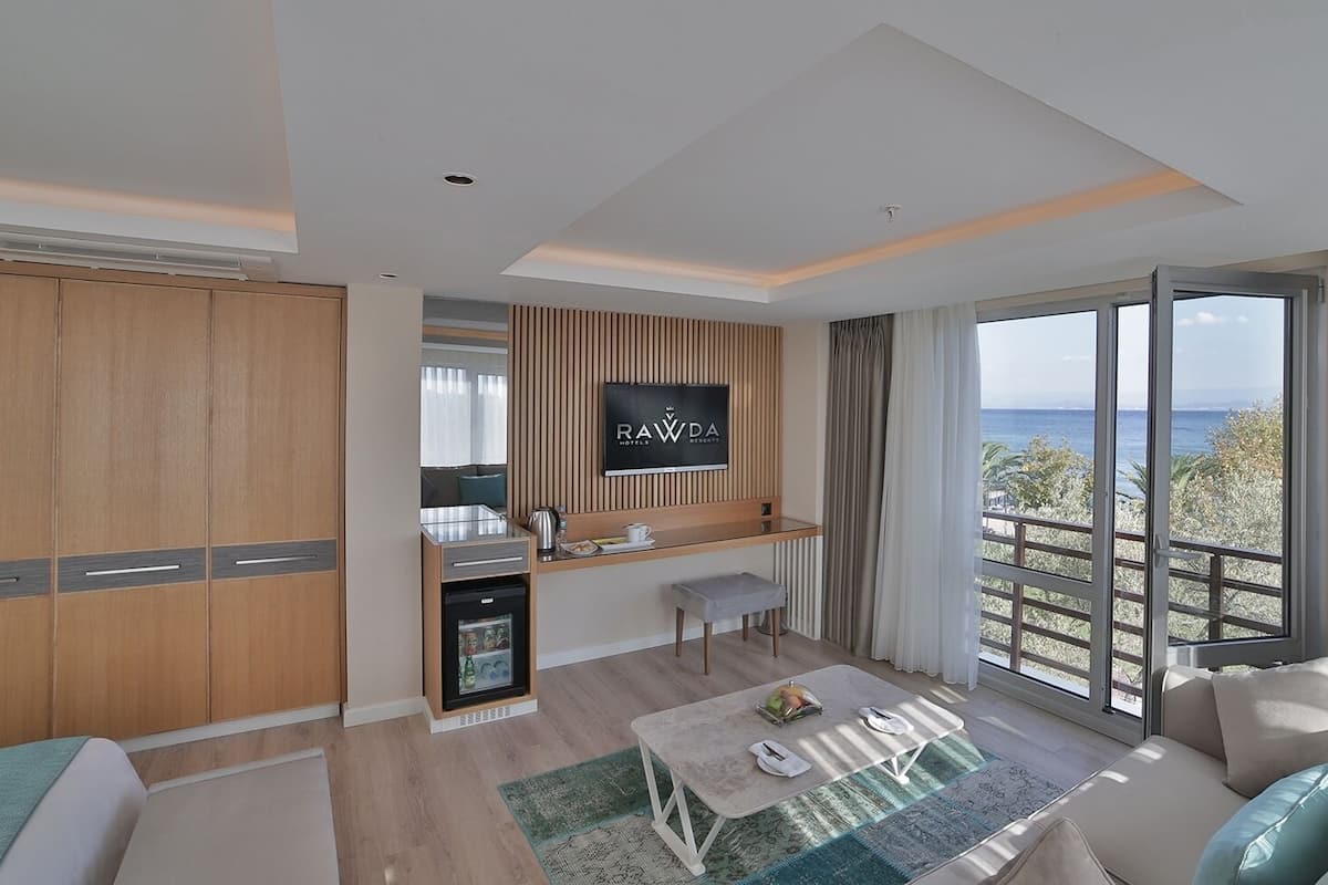 suite, sea view, corner | premium bedding, in-room safe, desk, laptop workspace