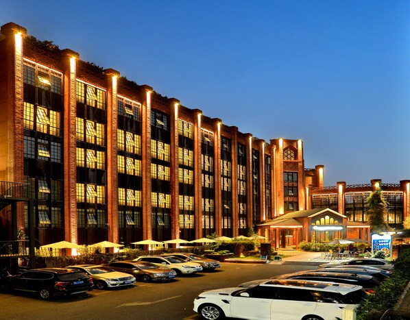 Bagian depan properti - sore/malam