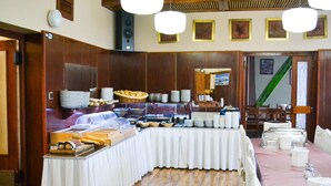 Una mesa de buffet con diversos alimentos y platos.