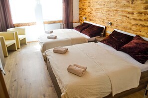 Superior Quadruple Room | In-room safe, free WiFi, bed sheets - Hotel Krakonoš (Rokytnice nad Jizerou)