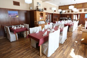 2 restaurants, breakfast served - Hotel Krakonoš (Rokytnice nad Jizerou)