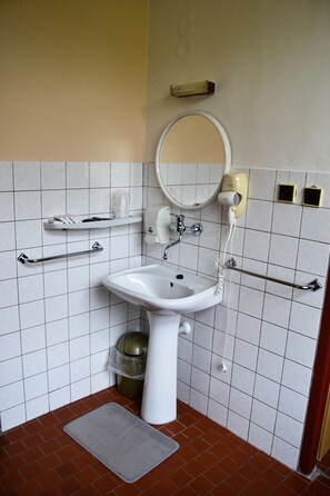 Family Room | Bathroom | Shower, towels - Hotel Krakonoš (Rokytnice nad Jizerou)