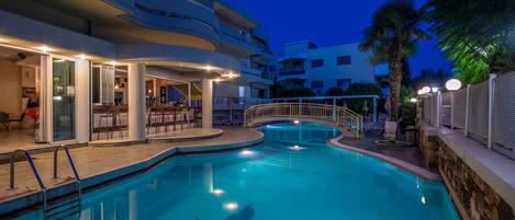 Alberca al aire libre por temporada y sombrillas en la alberca