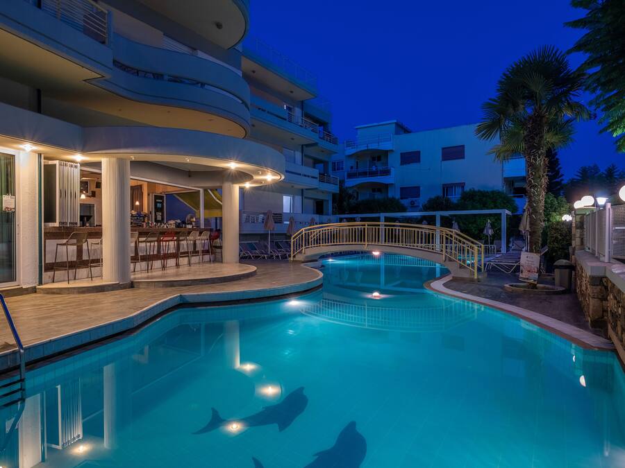 Piscina externa sazonal, guarda-sóis, espreguiçadeiras