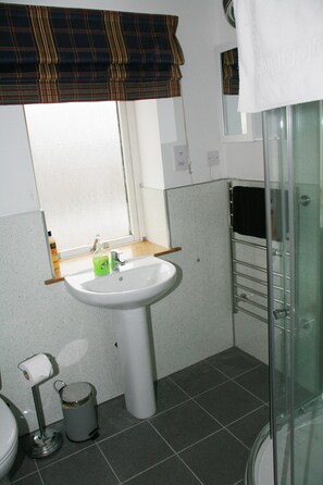 Family Apartment (First floor 4) | Bathroom | Shower, free toiletries, hair dryer, towels