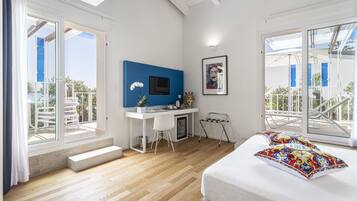Suite junior, terraza, vistas al mar | 1 dormitorio, ropa de cama de alta calidad, minibar y caja fuerte