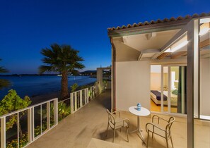 Habitació superior, terrassa, vistes al mar | Vista de l'aigua