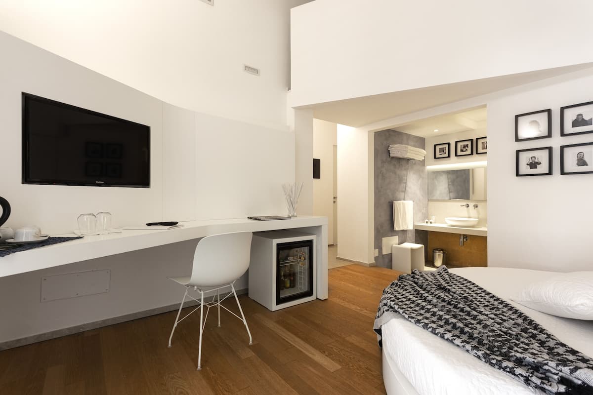 Superior kamer, terras, uitzicht op tuin | 1 slaapkamer, luxe beddengoed, een minibar, een kluis op de kamer