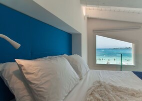 Suite junior, terraza, vistas al mar | Ropa de cama de alta calidad, minibar, caja fuerte