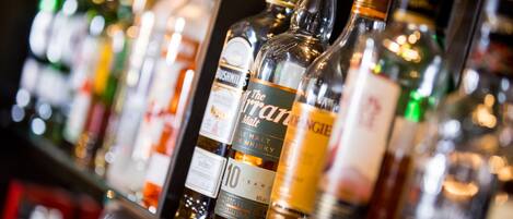 Un bar où l’on trouve différentes sortes de whisky et d’autres boissons alcoolisées.
