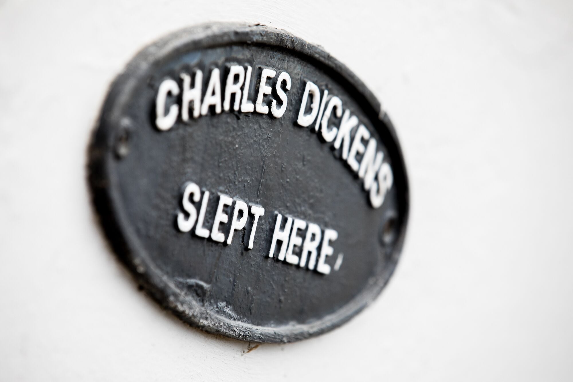 A plaque with the inscription 'CHARLES DICKENS SLEPT HERE'.