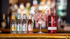 Un bar avec un assortiment de bouteilles et une boisson.