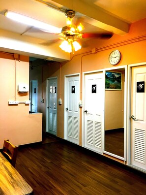 8-Bed Mixed Dormitory Room | Baño | Amenidades de baño gratuitas, secadora de cabello, toallas